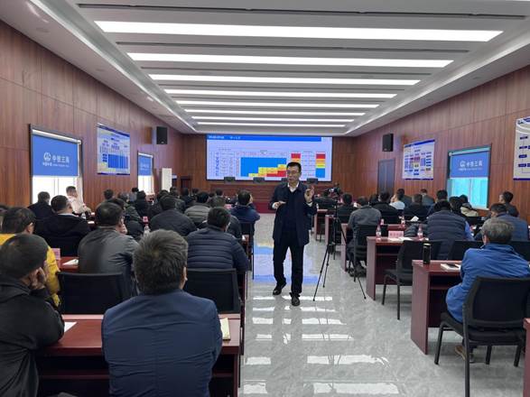 集团公司联合东岸产业园区基础设施综合改造项目现场指挥部组织召开工程建设项目管理安全教育培训会议.png